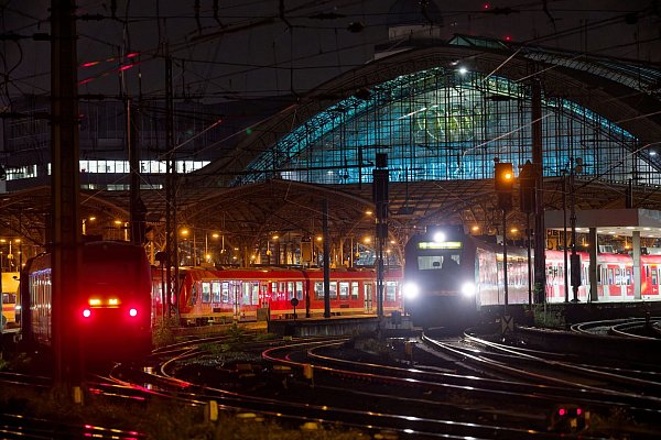 Dutzende Regionalzüge müssen umgeleitet werden. Dort, wo man mit seinem Zug nicht wie gewohnt hinkommt, sollen Reisende auf die S-Bahn oder auf Busse und U-Bahnen umsteigen. - © Henning Kaiser/dpa