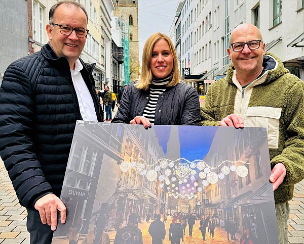 So soll es aussehen: Martin Knabenreich, Julia Lehmann und Henner Zimmat (r.) zeigen ein Bild der neuen Beleuchtung. - © Kurt Ehmke