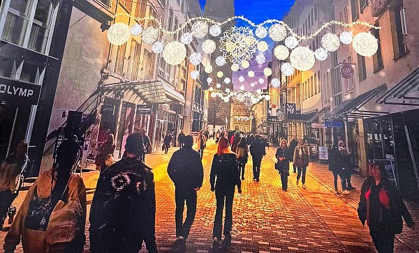 Die Illustration des Altstadtteams zeigt, wie die Winterbeleuchtung in dem Teilstück an der Niedernstraße aussehen könnte. 2026 soll die Obernstraße folgen. - © Bildnachweis: Bielefeld Marketing GmbH