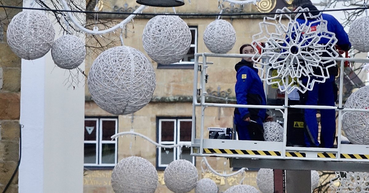Kugeln über der Bielefelder Altstadt: So sieht die neue Winterbeleuchtung aus