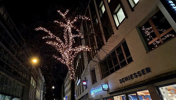 Ein Baum an der Niedernstraße wird bereits beleuchtet. - © Kurt Ehmke