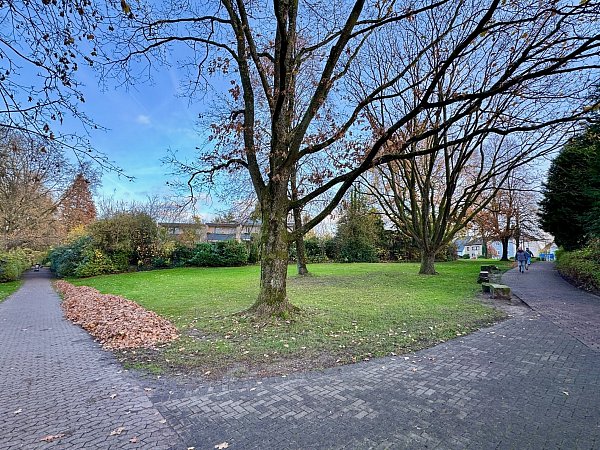 Der Grünstreifen zwischen Im Bracksiek und Am Pfarracker, in dem das Baby gefunden wurde, ist nicht groß. Erst weiter draußen wird das Gelände parkähnlich. - © Peter Unger