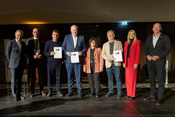 Juryvorsitzender Reiner Nagel (v. l.), Bundesstiftung Baukultur, Holger Mertens, Leiter der LWL-Denkmalpflege, Landschafts- und Baukultur in Westfalen, Franz Reschke, Franz Reschke Landschaftsarchitektur, Bürgermeister Daniel Hartmann und Claudia Koch, Baudezernentin der Stadt Bielefeld, ehemals Baudezernentin der Stadt Höxter, Klaus Werner Rose, GTL Landschaftsarchitektur, LWL-Kulturdezernentin Barbara Rüschoff-Parzinger, LWL-Direktor Georg Lunemann.
Foto: - © Markus Bomholt