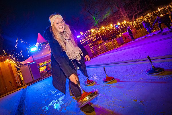 Die künstlichen Bahnen beim Eisstockschießen auf dem Klosterplatz in Bielefeld sehen zum Verwechseln echt aus. - © Mike-Dennis Müller