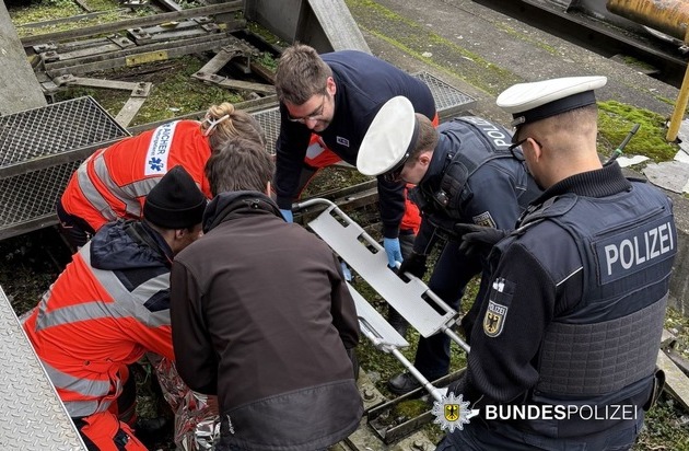 Bundespolizeidirektion München: Rettungseinsatz nach Gleissturz