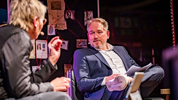 Der Bielefelder Rechtsanwalt Carsten Ernst war bereits bei der Podcast-Livepremiere 2024 Gast im Spiegelzelt. - © Sarah Jonek