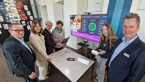 Matthias Keiser (Bezirksregierung Detmold, v.l.). Landrätin Ina Laukötter, NRW-Schulministerin Dorothee Feller, Lehrerin Cornelia Kramer, Lara Kronier (Schülerin Gesundheutsgymnasium) und Schulleiter Nils Kralemann. - © Uwe Pollmeier