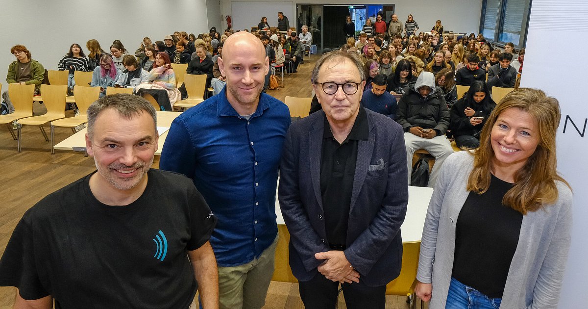 Ex-Armine Ewald Lienen gibt jungen Bielefeldern wichtige Tipps mit auf den Weg gibt