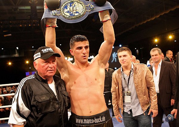 Der junge aufstrebende Boxer Marco Huck 2008 nach seinem Europameistertitel mit Boxtrainerlegende Ulli Wegener. - © Reimar Ott
