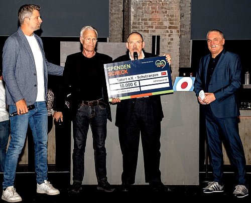 Vereinsvorsitzender Daniel Stephan (v. l.), die Tatort-Kommissare Klaus J. Behrendt und Dietmar Bär sowie Moderator Thomas Milse. - © OWL zeigt Herz