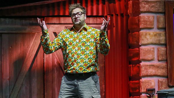 Entlarvt den Irrsinn der Welt: Paul Panzer steht in kurzer Hose und Blümchenmuster-Hemd in pittoresker Kulisse. Foto: Andreas Zobe - © Andreas Zobe