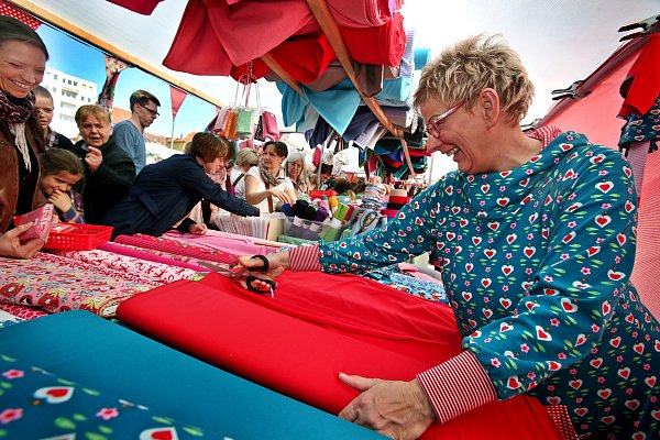 Auf dem Deutsch-Holländischen Stoffmarkt kommen Freunde der Nähkunst auf ihre Kosten. - © Sarah Jonek