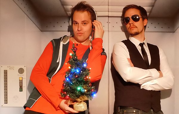 Die beiden Betreiber des Zimmertheaters, Stefan Marx und Simon Hillebrand, präsentieren ihre Schrille Nacht bei einem Drei-Gänge-Menü. - © Zimmertheater Höxter-Bad Driburg