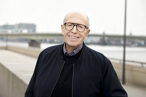 Reiner Calmund erzählt mit seinem gewohnt humorvollen Charme wie er "Durch dick und dünn" kam. - © Henning Ross Fotografie