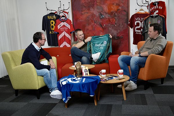 Dennis Eilhoff (M.), Dirk Schuster (l.) und Benedikt Riemer (r.) im Arminia-Talk. - © Peter Unger