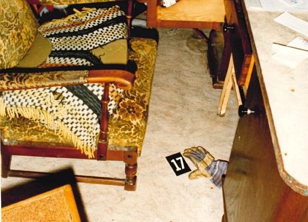 Unter dem Kiosktresen lag damals das Corpus Delicti. Ein Arbeitshandschuh, der eindeutig zu dem Bielefelder Familienvater führte. Doch für eine eindeutige Verurteilung reichte es nicht. - © Polizei