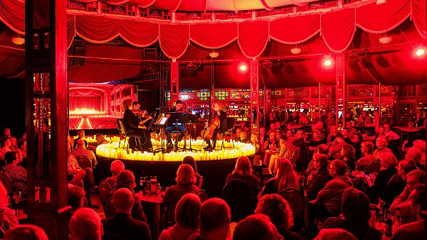 Amelia Mitschke (Violine), Benita Schlenker (Violine), Thitimon Sukjaruwan (Bratsche) und Marina Maestri Foron (Cello) im Spiegelzelt. - © BARBARA FRANKE