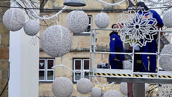 Seit der Installation im November leuchten die Kugeln und Eiskristalle über der Niedernstraße und schaffen eine völlig neue Atmosphäre. - © Peter Unger