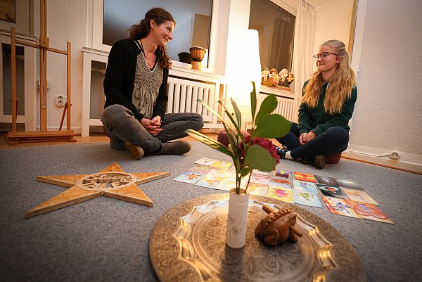 Lena Elsenheimer und Julia Sandau sitzen zusammen und sprechen über die Trauer. - © Mike-Dennis Mueller