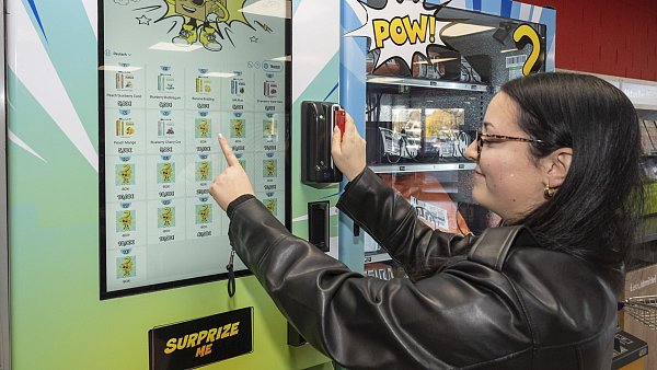 NW-Mitarbeiterin Laura Bernard wählt das Fach mit dem Paket aus. - © Jörg Dieckmann