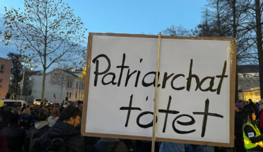 Schild mit der Aufschrift „Patriarchat tötet“