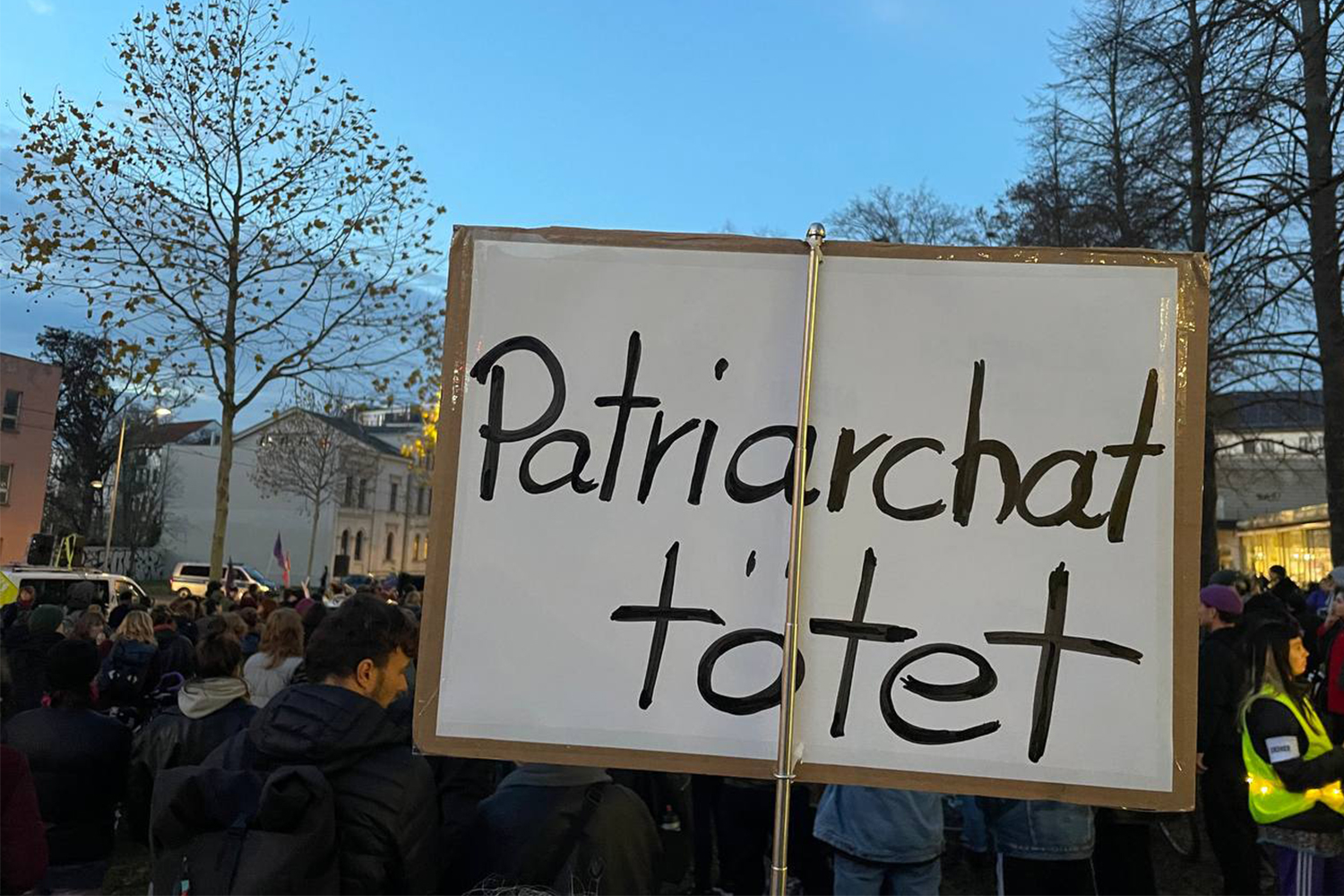 Schild mit der Aufschrift „Patriarchat tötet“