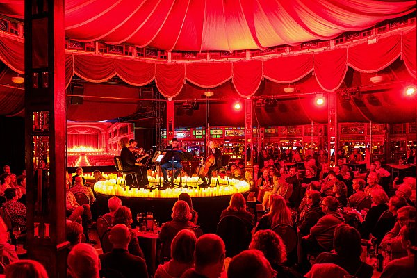 Ein stimmungsvoller Abend im Bielefelder Spiegelzelt: Musik und Kerzenschein verzaubern die Besucher zur Weihnachtszeit. - © Barbara Franke