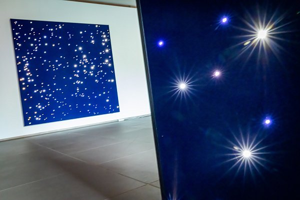 Blick in die Ausstellung Alles Licht - Light and Space gestern und heute in der Kunsthalle Bielefeld: Ein faszinierendes Spiel mit Licht und Raum. - © Sarah Jonek