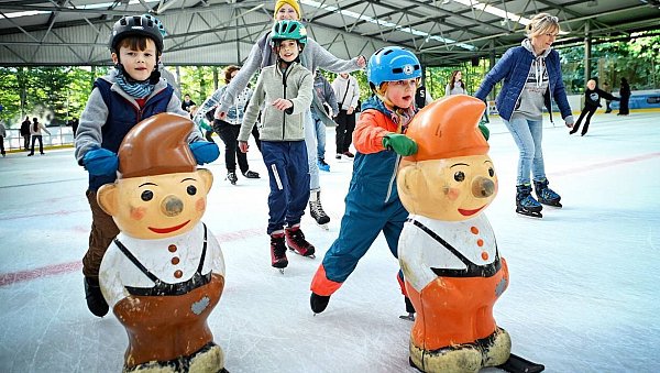Familienvergnügen auf der Oetker-Eisbahn: Kinder lernen mit bunten Eisbären-Hilfen das Schlittschuhlaufen. - © Barbara Franke