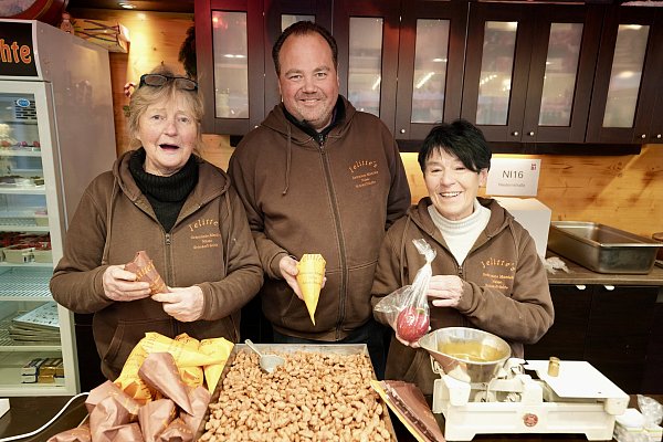 Verkäufer auf dem Bielefelder Weihnachtsmarkt bieten frisch zubereitete Leckereien an. - © Peter Unger