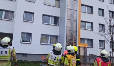 FW Dresden: Wohnungsbrand in Mehrfamiliengebäude