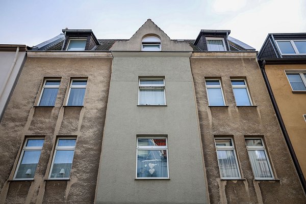 In diesem Mehrfamilienhaus in Bochum kommt es zu einem dramatischen Einsatz. Der Anwalt kritisiert den Zugriff der Polizei als inszeniert. - © Christoph Reichwein/dpa