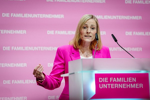 Marie-Christine Ostermann, Präsidentin des Wirtschaftsverbands "Die Familienunternehme"r, spricht bei einer Veranstaltung. - © Kay Nietfeld/dpa