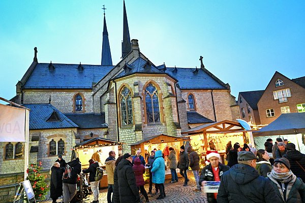 Der Kirchplatz an der Bartholomäuskirche in Brackwede taucht in ein festliches Licht ein. - © Barbara Franke