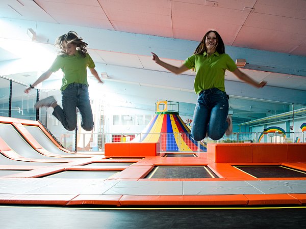 In der bekannten Trampolinhalle "Springolino" in Herford werden Geburtstagsfeiern für Kinder angeboten. - © Ralf Bittner