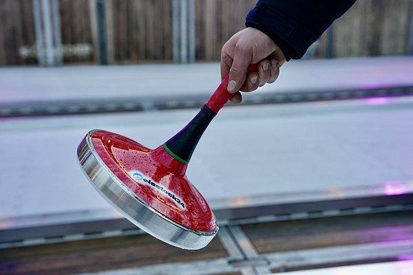 Eisstockschießen auf dem Herforder Weihanchtsmarkt. - © Peter Unger