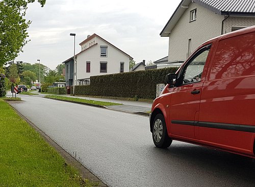 Anwohner erklären, dass auf der Langen Straße in Steinhagen zu schnell gefahren werde. - © Uwe Pollmeier