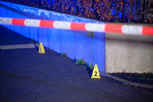 Beamte sicherten bis spät in die Nacht Spuren. - © Henning Kaiser/dpa