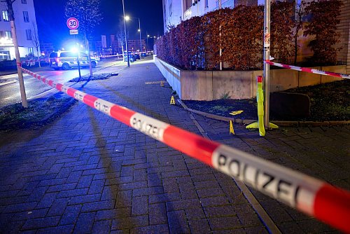 Der Bereich rund um den Tatort wurde abgesperrt. - © Henning Kaiser/dpa