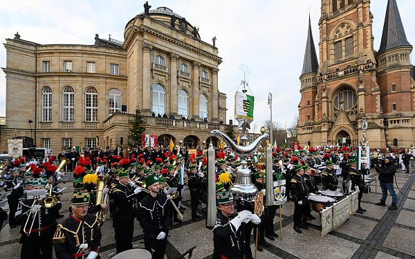 Vor dem Chemnitzer Opernhaus stellen sich Teilnehmer der großen Bergparade zum Abschluss des Kulturhauptstadtjahres auf. - © Hendrik Schmidt/dpa