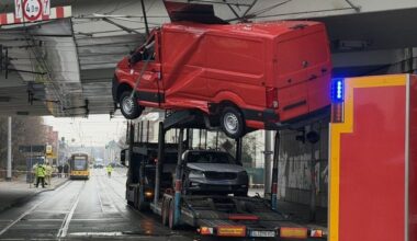 FW Dresden: Feuerwehr Dresden beseitigt gefährliche Lage nach Unfall unter Brücke