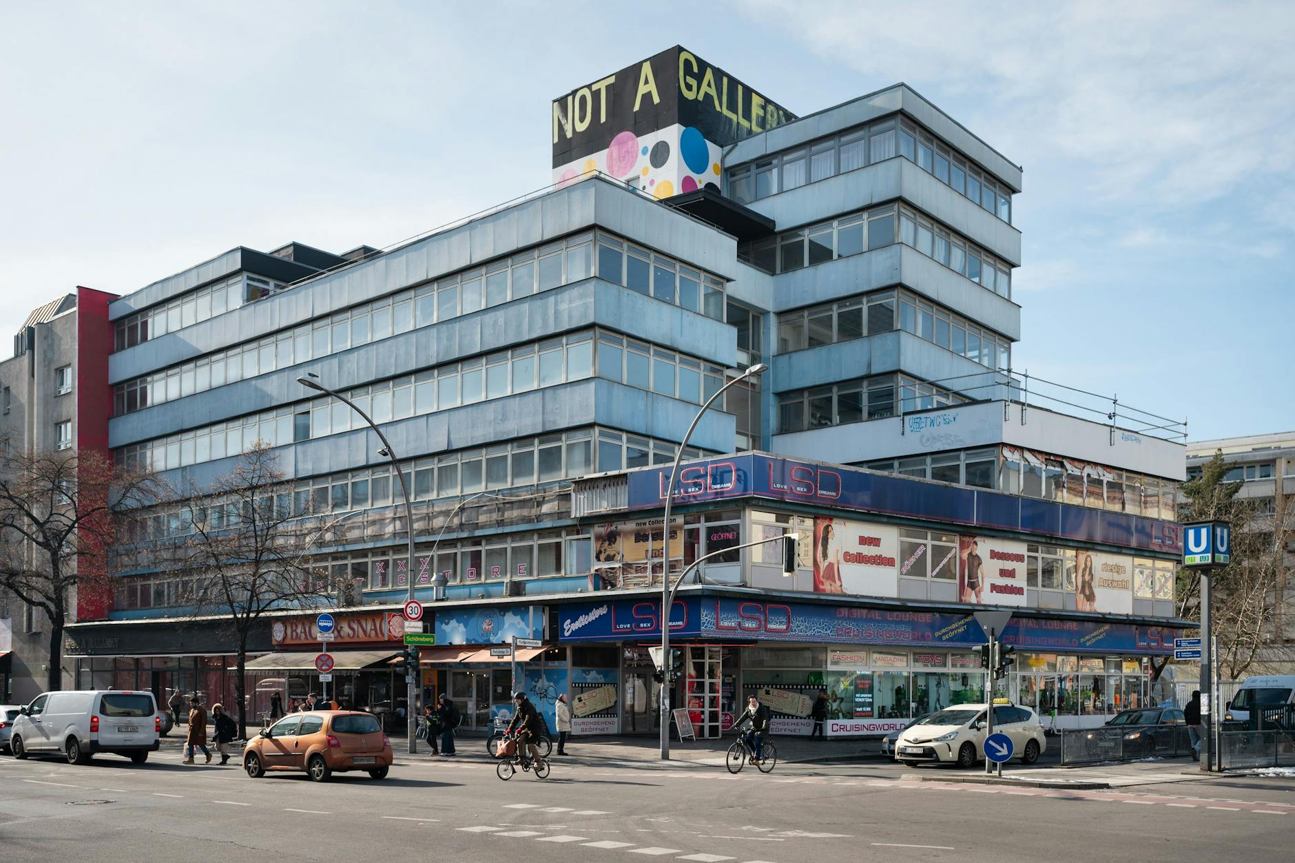 Potsdamer Straße Ecke Kurfürstenstraße: heruntergekommenes Gebäude mit dem Sexshop LSD und „Not a Gallery“-Schriftzug
