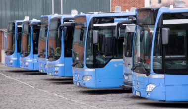 Linienbus rollt in München von alleine los – Busfahrer wird eingeklemmt und schwer verletzt