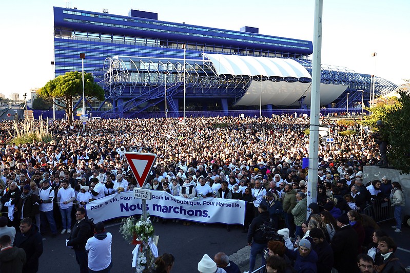 Tausende Menschen während einer Demonstration in Marseille, Frankreich