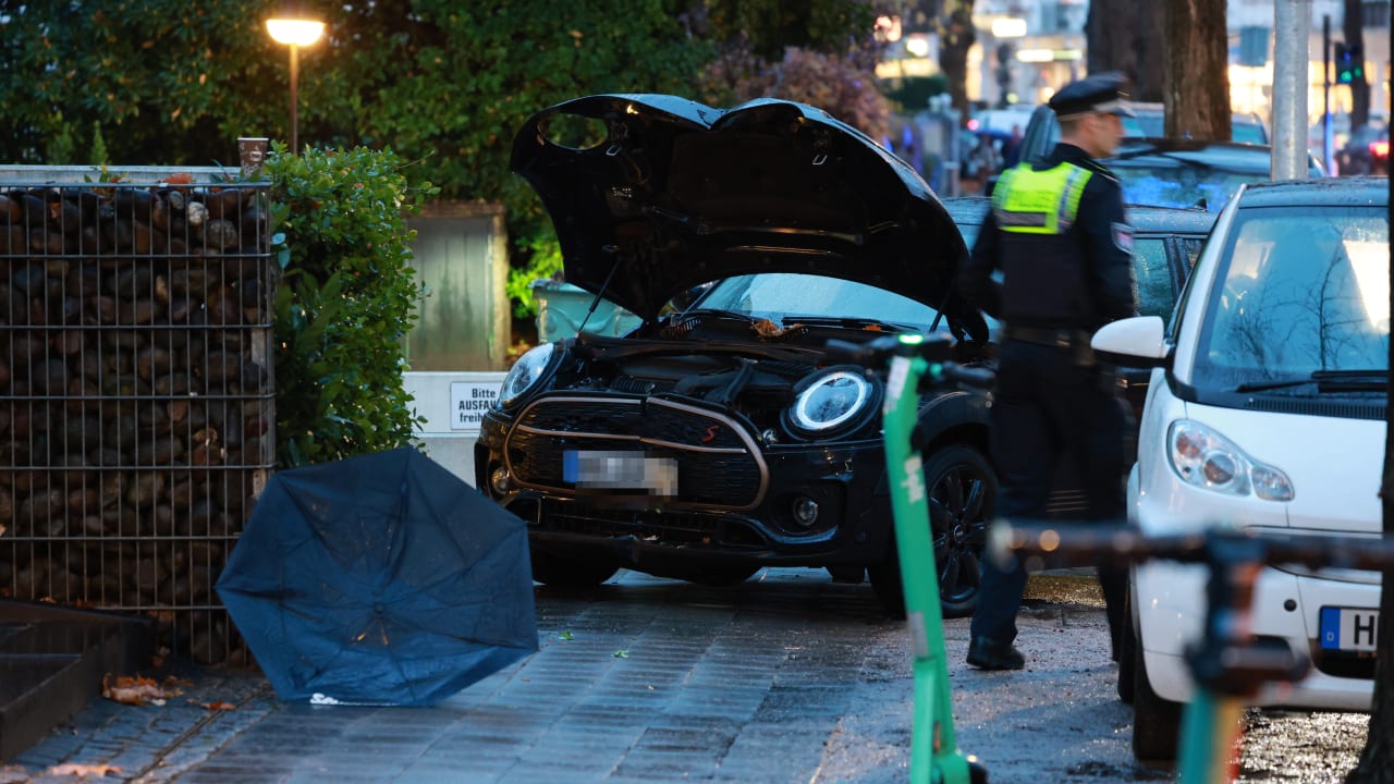Mehrere Verletzte in Hamburg: Auto erfasst Familie auf Gehweg | Regional
