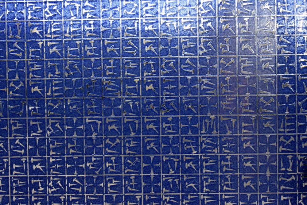 Der Kreuzigungstext in Geheimschrift: Detailaufnahme der gläserne Fassade der Herz-Jesu-Kirche in in Neuhausen, in der jetzt ein besonderes Konzert stattfindet.