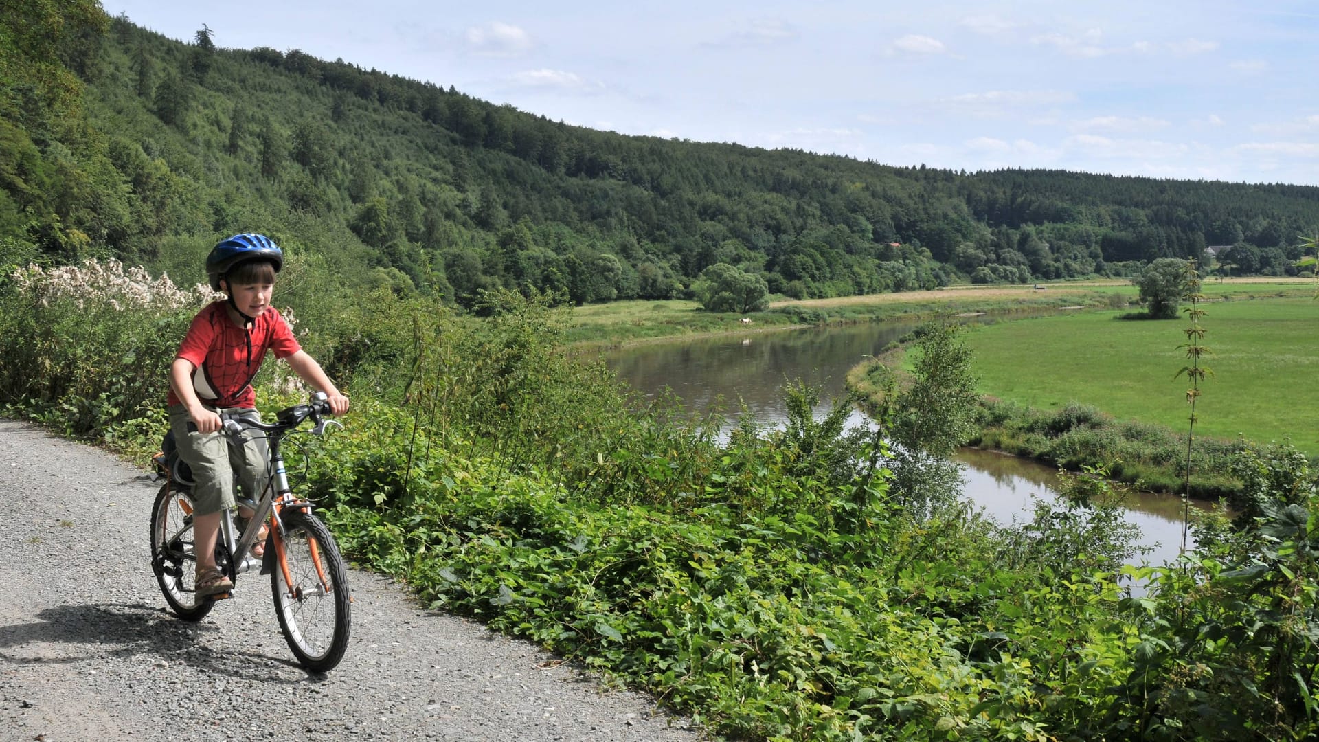 Radfahrer auf Tour: Einer der beliebtesten Radwege ist der Weser-Radweg. Radfahrer auf Tour: Einer der beliebtesten Radwege ist der Weser-Radweg.