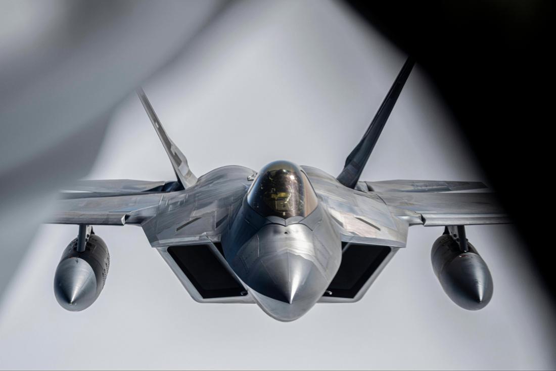 Ein amerikanischer Kampfjet vom Typ F-22 Raptor in der Luft. (Symbolbild)