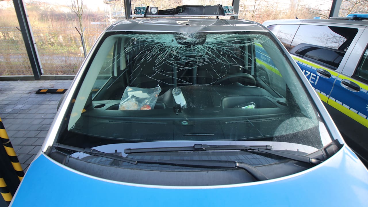 Frankfurt: Mordversuch mit E-Scooter auf Polizisten? Zwei Teenager vor Gericht | Regional