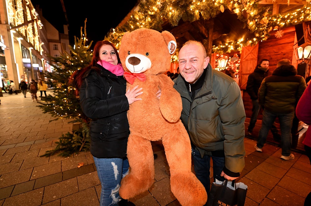 Gabriela und Valentin freuen sich über den Riesenteddy, den sie ergattert haben.